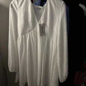 Klänning  - Säljer den perfekta vita klänningen!  Sitter super fint i bysten och får ett flowigt resultat neråt.  Aldrig använd då jag köpte två storlekar. 