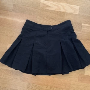 Minikjol - Svart gullig och kön minikjol. Tyvär för liten