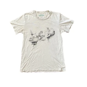 T-shirt - Cool t-shirt men sen zombie på. Det står ingen storlek i den men jag skulle säga att den är i storlek s