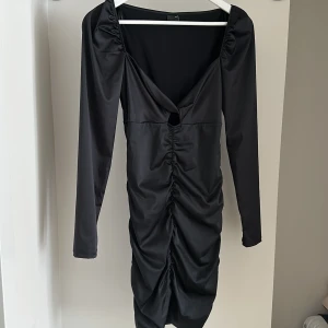 Little black dress - Klänningen har ett satin/läder liknande material. Jätte fin och strechig 