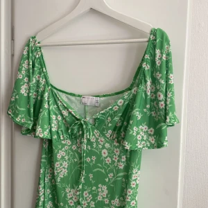 Blommig klänning  - Söt klänning från Asos! Adrig använd, lapp kvar. Storlek 40 men passar väldigt stretchig så den passar både större och mindre! 