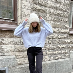 Stickad tröja  - En mysig och ljusblå tröja. Jag är extremt känslig när det gäller kläder som kliar eller sticker och kan garantera att denna tröja inte sticker. 