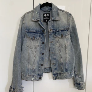 Jeansjacka - Blå jeansjacka från Cheap Monday i storlek S. Köpt på Junkyard