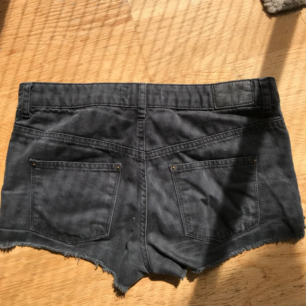 Snygga shorts med slitningar och fina detaljer, använda men i fint skick💗 skriv för fler bilder eller frågor. Shorts.