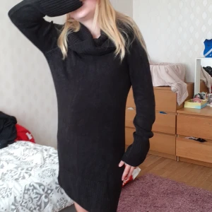 Klänning - En stickade klänning typ med lång hals. Vet inte hur många gånger den blivit använd. Men är i bra skick. Materialet är jätte skönt och jätte mysigt 