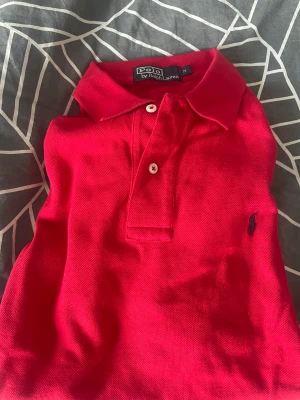 Röd polo pike - Säljer min oanvända röda polo piké.