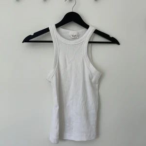Vit topp - Helt oanvänd topp från Ginatricot 