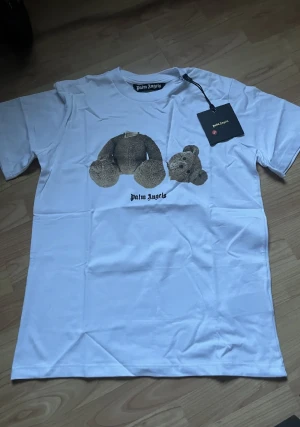 Palm angels t shirt. - Palm angels kill the bear tshirt. Använd sparsamt. Storlek S men passar M