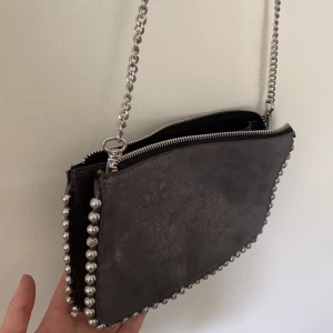 Zara väska  - Säljer den populära zara väskan! knappt använd och är som ny💕 Skriv vid funderingar och pris går att diskuteras 