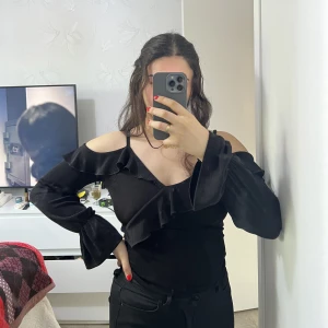Svart blus - Svart blus med volangärm. Sparsamt använd 🫶🏼