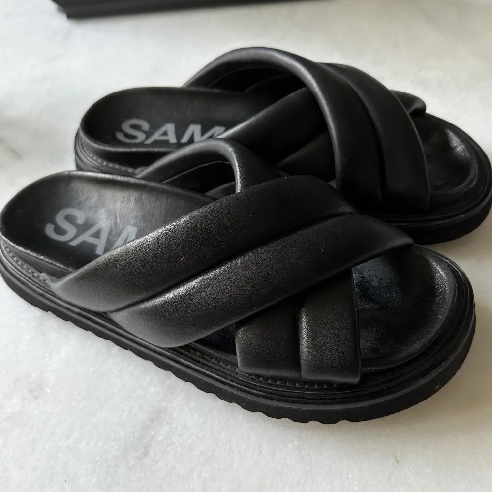 Väldigt sparsamt använda sandaler från Samsøe. Rejäla och ganska tjock sula som gör de bekväma att gå i. Sandalerna är i läder. Nypris 1800kr. Skor.