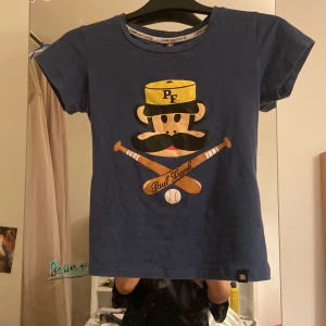  Paul Frank T-shirt -  säljer den för att den är lite för liten för mig skriv om du vill ha fler bilder jag har använt den ungefär fem gånger inte mer den är lite tajt den funkar också till storlek S💕