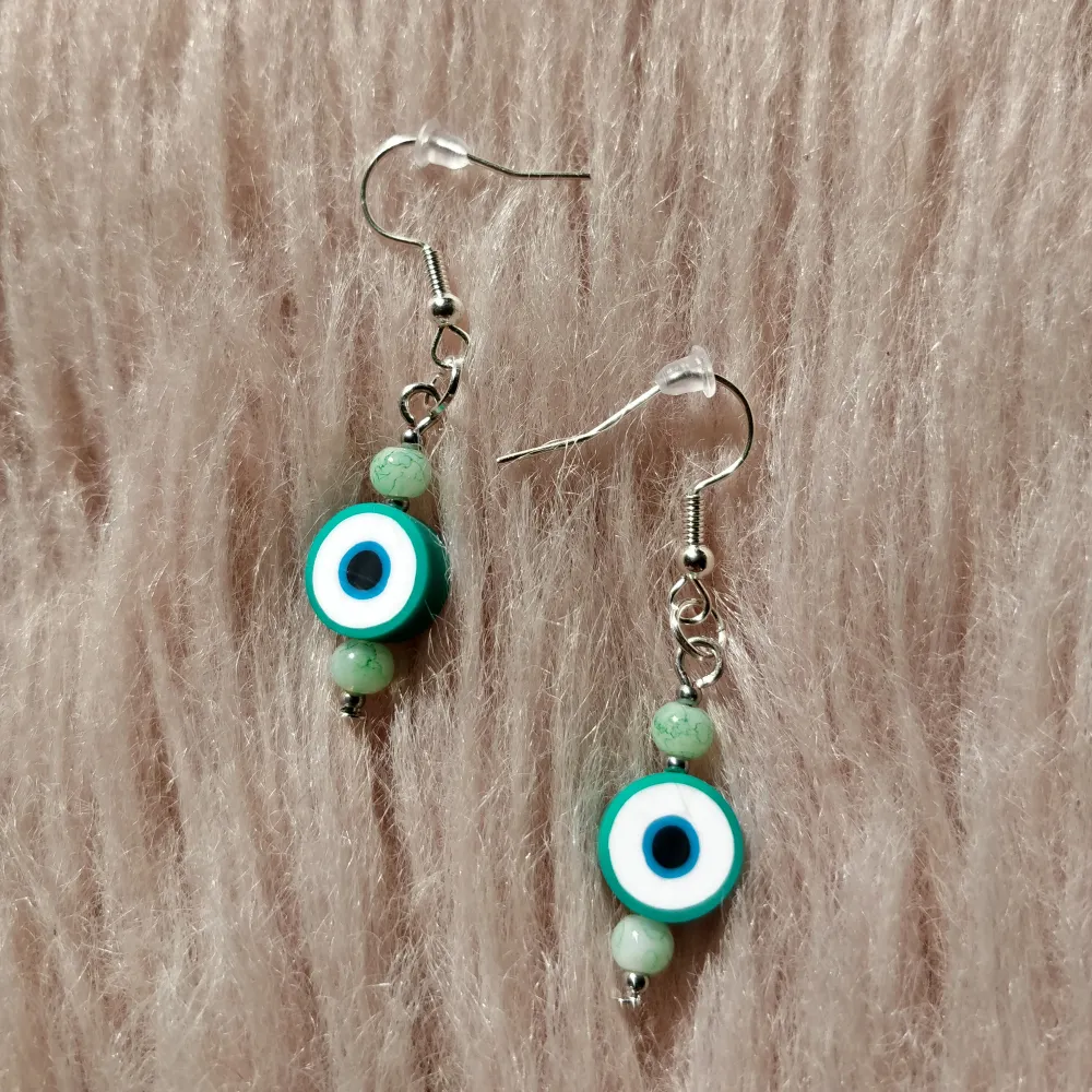 Handgjorda evileye-örhängen 🧿💚 nickelfria! Skriv till mig för fri frakt ✨. Asusteet.