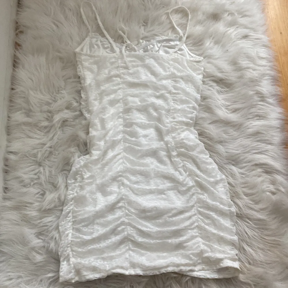 Fin vit klänning från h&m💕💕. Klänningar.