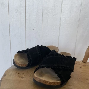 Sandaler - Enkla men snygga sandaler med volang från Duffy.