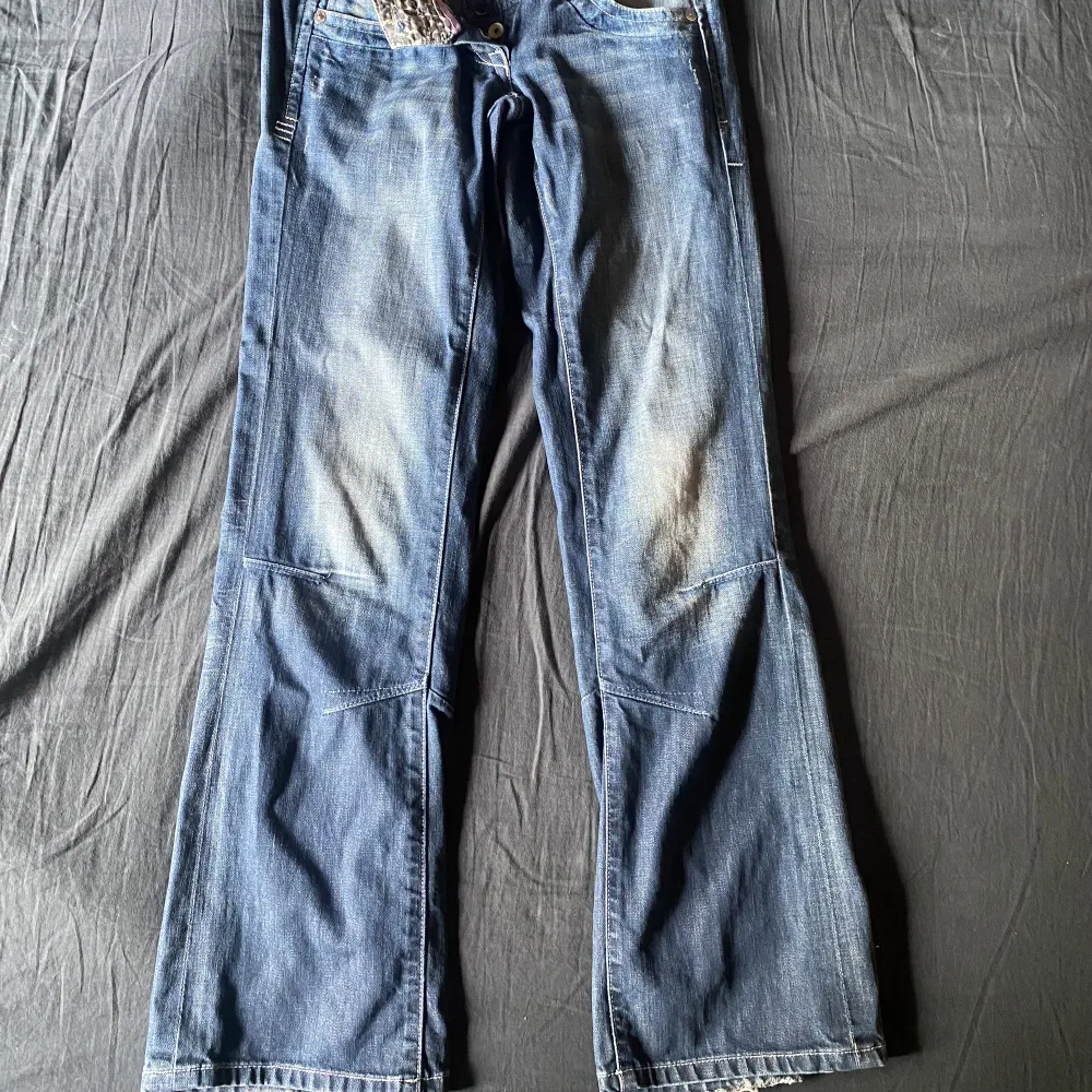 Ett par river island jeans med snygga fickor. Midja 38 cm längd 99 cm.. Jeans & Byxor.