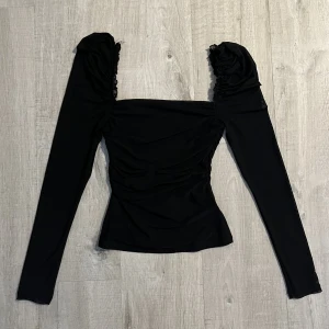 Svart topp stl S - Säljer denna mesh topp i stl S. Använd fåtal gånger 