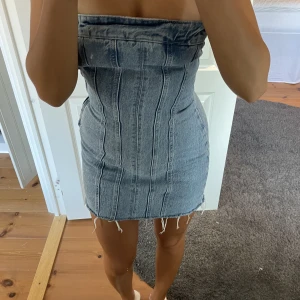 Jeansklänning - Skitsnygg jeansklänning från ZARA. Endast använd 3 gånger så i väldigt bra skick, säljer den då den tyvärr är för tajt på mig. I storlek S men skulle defenetivt säga att den är som en XS!💗Inköpt för 400 kr