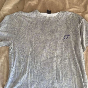 urban outfitters t-shirt! - en jätte fin och cool tröja från urban outfitters som jag köpte för ett tag sen men har inte kommit till användning, använd väldigt fåtal gånger! pris kan diskuteras:)