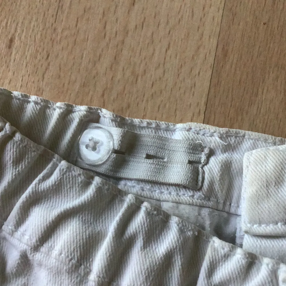 Jättefina shorts i storleken 146 och är sjusterbar (bild 3) shortsen är från Kappahl och dom passar även 150/158. De är jeans shorts.  Säljer även andra shorts gå gärna in och kolla 💗.. Shorts.