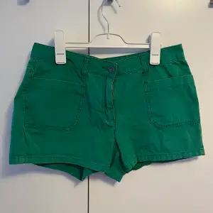 Snygga gröna shorts i bomull från Sisters i storlek 40, men är snarare en storlek 38. Dragkedja samt fram- och bakfickor.