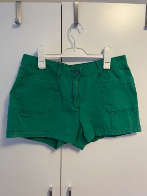 Gröna shorts - Snygga gröna shorts i bomull från Sisters i storlek 40, men är snarare en storlek 38. Dragkedja samt fram- och bakfickor.