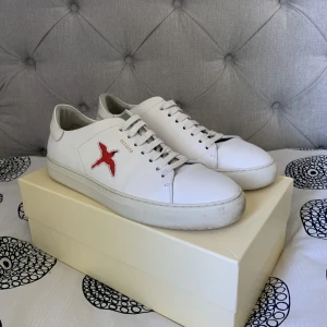 Axel Arigato Skor  - Fräscha skor till perfekta för sommaren. Bevarade fint skick 