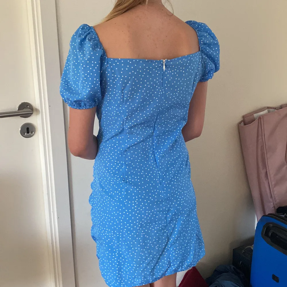 Super fin blå prickig klänning, perfekt som sommarklänning💙. Klänningar.