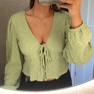 Blus Gina Tricot - Säljer denna gröna blusen från Gina, storlek L 💚helt ny med prislapp kvar, köpt för 279kr 