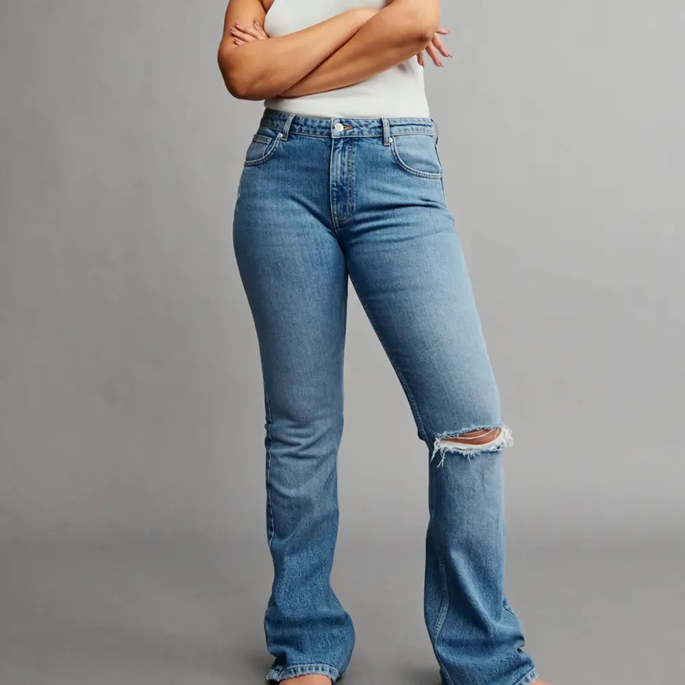 Säljer dessa jeans ifrån Gina Tricot i storlek 38, dom är sparsamt använda💗det finns en liten fläck på bakficka men inget som jag märkt av💗priset kan diskuteras. Jeans & Byxor.