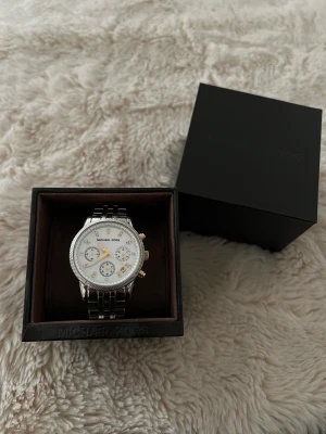 Michael Kors klocka - Klocka i silver & guld, sparsamt använd. Säljer då den inte används längre. Batteri behöver bytas! 