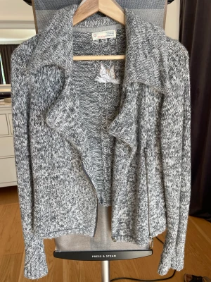 Cardigan, kofta från Odd Molly - Mysig stickad kofta från Odd Molly. Nypris 2000kr. Inga tecken på slitage. 