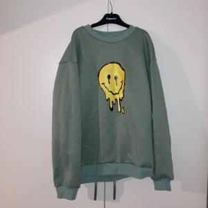 Smiley hoodie - Smiley hoodie från SHEIN  Stl: M Endast testad och tvättad Finns i Karlstad men kan skickas mot porto 