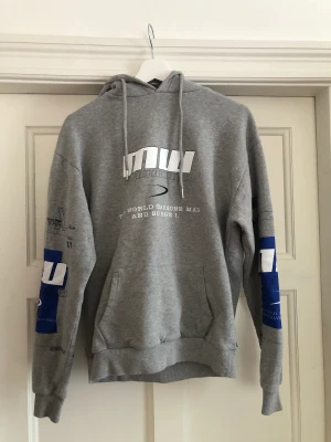 Hoodie från Madlady - Hej! Jag säljer nu denna hoodie eftersom den aldrig används. Hoodien är i väldigt bra skick, alla tryck sitter kvar och har knappt använt den. Hoodien är i storlek xs men passar även s, hör av er ifall ni vill ha fler bilder!