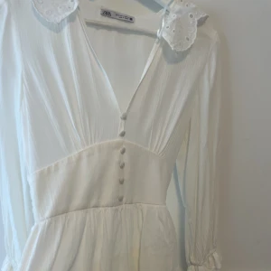Vit klänning - Säljer min super gulliga klänning ifrån zara då den ej passar. Inga synliga skador eller fläckar. Fast pris!