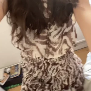 Zara klänning - Säljer denna jättefina slutsålda zara klänningen åt min kompis❤️‍🔥