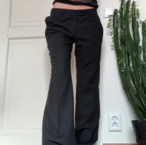 Kostymbyxor  - Säljer ett par kostymbyxor som är köpta här på plick, säljer då dom inte passade mig, men dom är skitsnygga verkligen!! (bilderna är lånade från hon jag köpte av). Storlek står inte men skulle gissa 36, dom är ganska bra längd på mig som är 173.