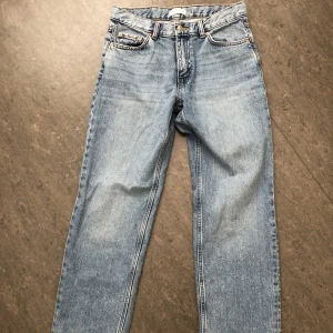Low straight jeans - Säljer dessa populära jeans från Ginatricot i färgen mid blue i storlek 36. Passar även en 34 beroende på hur man vill att dem ska sitta. Endast använda 1 gång så i helt nytt skick. Jag är 171 (har långa ben) passar utmärkt för mig i längden. 