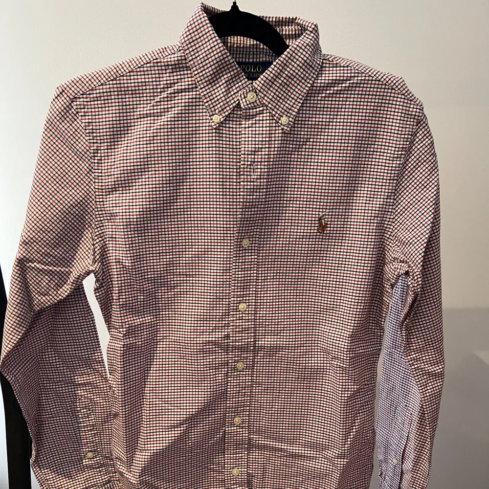 Rutig långärmad skjorta från Ralph Lauren  Endast prövad  Nypris 1400kr Skick 10/10. Skjortor.