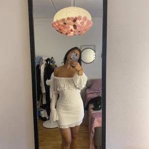 Vit klänning  - Aldrig använt skulle ha den till studenten men blev ej så från Nelly sitter väldigt fint 