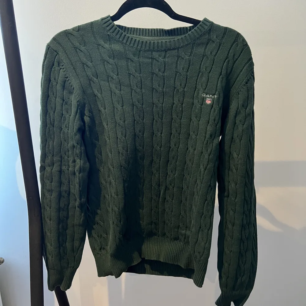 Grön stickad sweatshirt från Gant  Använd i nyskick Nypris 1299kr Skick 9/10. Stickat.