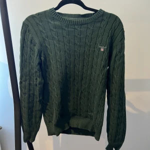 Stickad Gant  - Grön stickad sweatshirt från Gant  Använd i nyskick Nypris 1299kr Skick 9/10