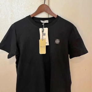 Stone island T-shirt helt ny S - Hej! Säljer nu denna tröjan då den inte passade och tiden för att lämna tillbaka gått ut :) Storlek s  Möts i Norrköping eller fraktas!:) 600kr.
