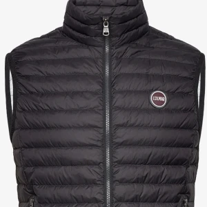 Colmar väst - Säljer min colmar väst i storlek 50 vilket motsvarar M/S. Skick 10/10 använd ett fåtal gånger bara. Köpte för 2500kr ny.  Dm för fler bilder och frågor.