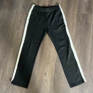 Mjukisbyxor  - Mjukisbyxor från Weekday.   Rensar ur min garderob just nu🌼 Kika och se om du ser något mer i min profil som du gillar så skickar jag med det till dig också!😊 Fler kläder kommer!  