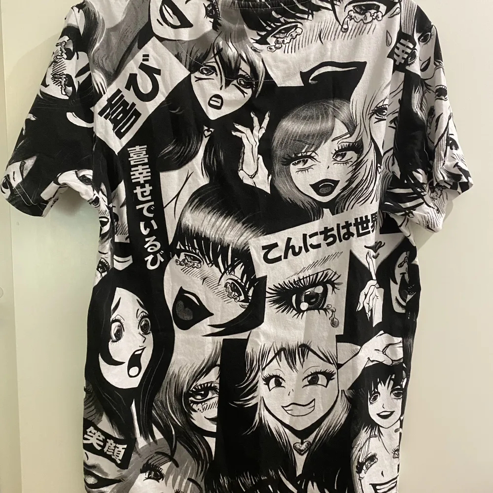 Svartvit anime t-shirt köpt på cropp i polen, använd en gång och är i nyskick :), passar S,M och L då den är lite oversize. T-shirts.
