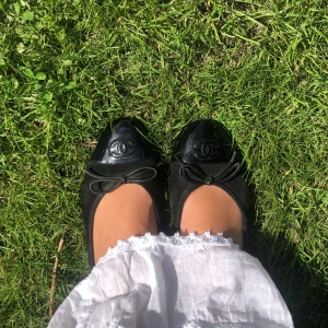 Chanel ballerina - SJUKT fina ballerina skor från Chanel. Säljer för de inte passar. Köpta på vestier Collective. Givetvis äkta. Lite slitage i sömmen där bak och går att fixa. Jag skickar gärna fler bilder💗