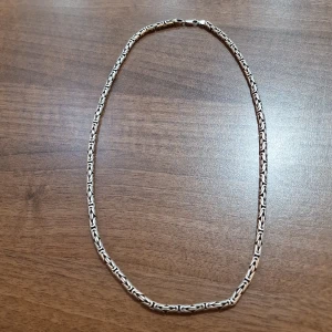 Silver kedja - säljer min äkta silver kedja eftersom att jag inte använder den längre.