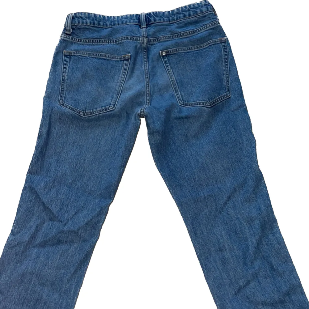 Säljer ett par regular-fit jeans i storlek 32/32 som är i fint men använt skick. Har använt den 7 gånger. Priset är inte hugget i stenen. Skicka gärna ett meddelande om du har några frågor. Jeans & Byxor.