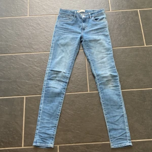 Jeans  - Fina Levis jeans från Kids Brand Store. Modell ”710 Super Skinny”. Mycket bra skick, knappt använda. Säljer pga fel storlek.